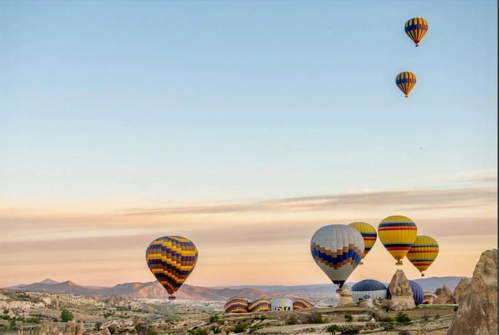 Fotografia fine art de balões subindo ao amanhecer na Capadócia — composição poética e luminosa de Alexandre Horta e Silva, ideal para decoração de interiores inspiradores.