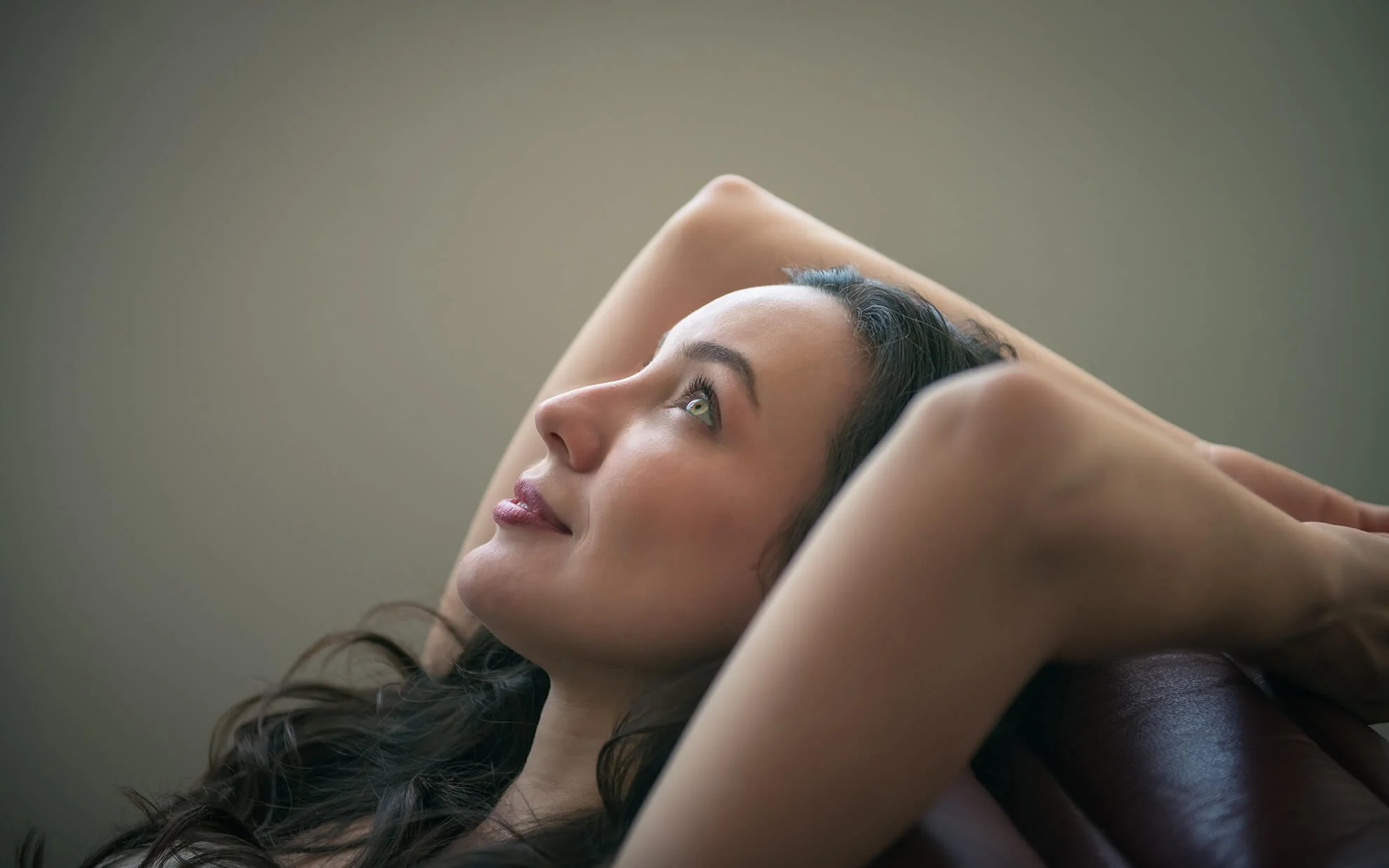 Fotografia fine art de mulher reclinada, olhando para o alto com expressão contemplativa — obra de Alexandre Horta e Silva que evoca calma e introspecção.