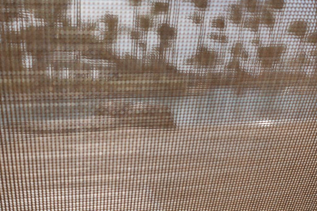 Fotografia fine art mostrando reflexos sutis vistos através de uma tela metálica — composição minimalista de Alexandre Horta e Silva sobre limites e percepção.