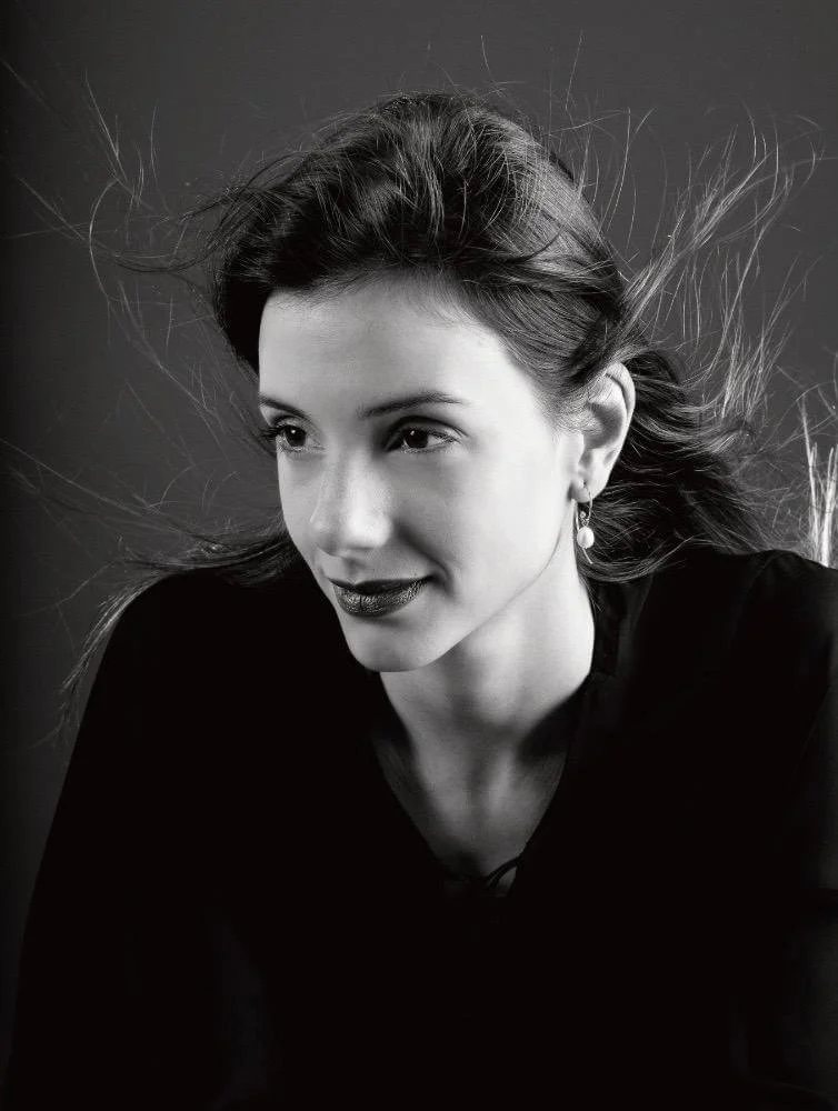 Fotografia fine art em preto e branco de mulher em estúdio — retrato clássico de Alexandre Horta e Silva que une delicadeza e intensidade.