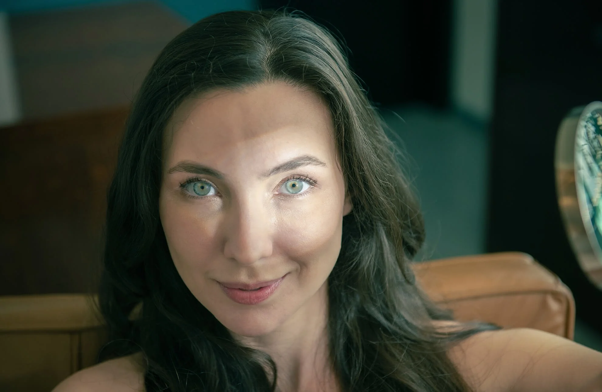 Fotografia fine art de mulher iluminada por luz natural — retrato de Alexandre Horta e Silva que expressa serenidade e profundidade emocional.