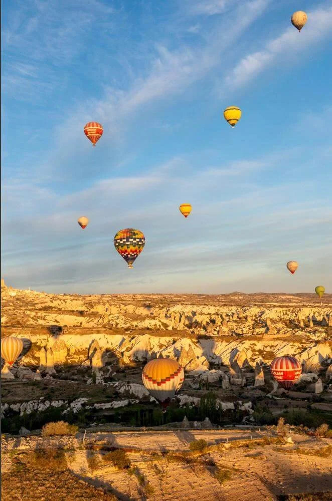 Fotografia fine art de balões coloridos sobre o vale dourado da Capadócia ao amanhecer — obra de Alexandre Horta e Silva que celebra a leveza e a paisagem natural.