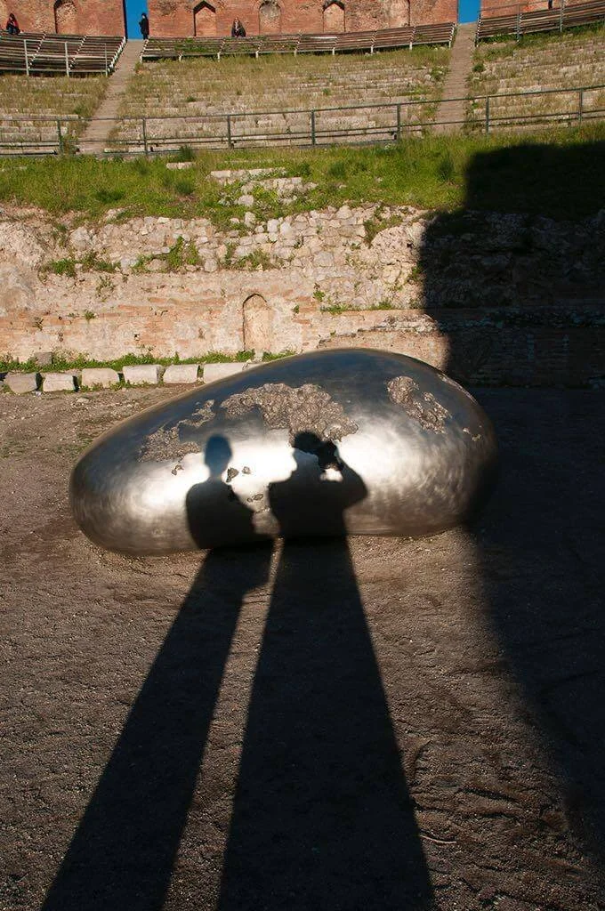Fotografia fine art mostrando sombras projetadas sobre uma escultura metálica em espaço aberto — composição conceitual de Alexandre Horta e Silva.