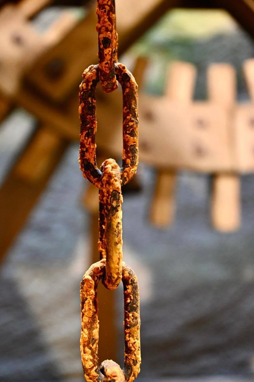 Fotografia fine art de corrente enferrujada em tons quentes, capturando o tempo e a textura — obra de Alexandre Horta e Silva para ambientes contemporâneos e industriais.