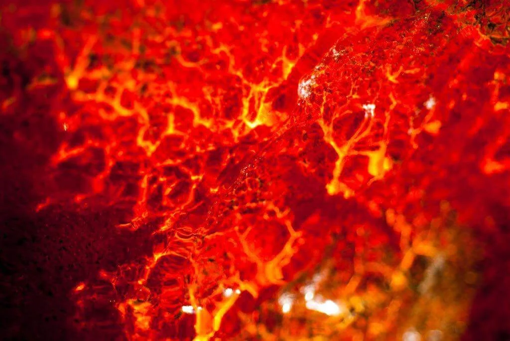 Fotografia fine art abstrata com textura vermelha e veios dourados — obra expressiva de Alexandre Horta e Silva, ideal para decoração de interiores vibrantes.