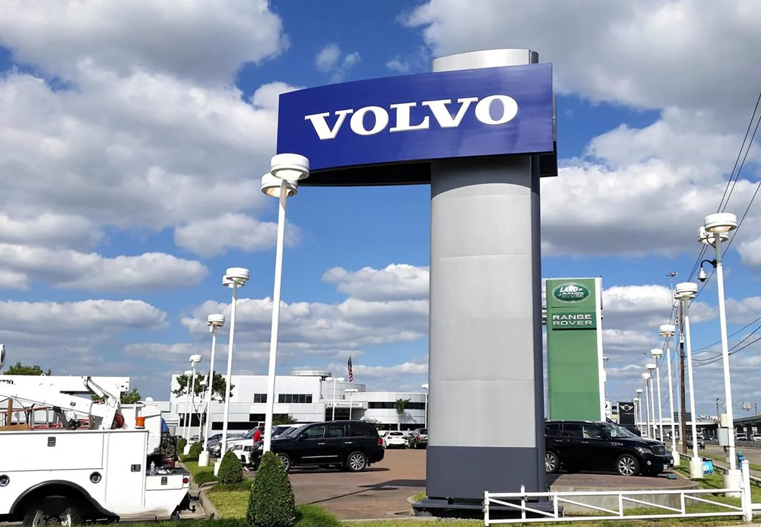 Custom pylon sign for car dealership in Scottsdale, Arizona