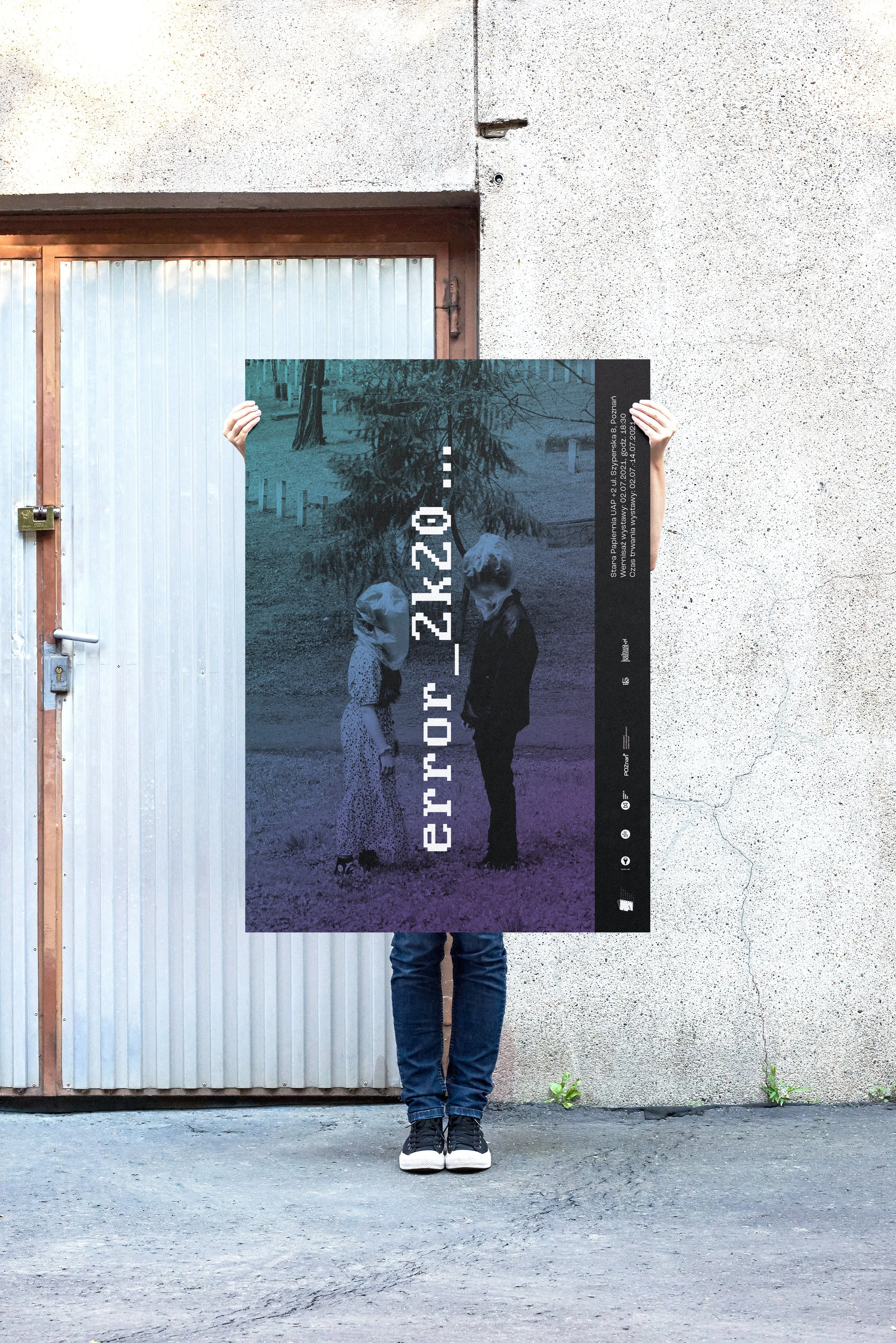 04_FREE_poster_holding_mockup kopia.jpg