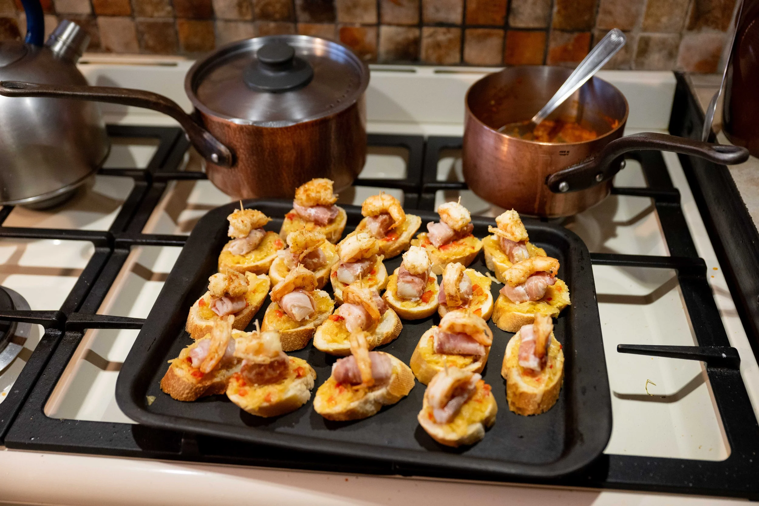 Cuisinière avec plateau de tapas