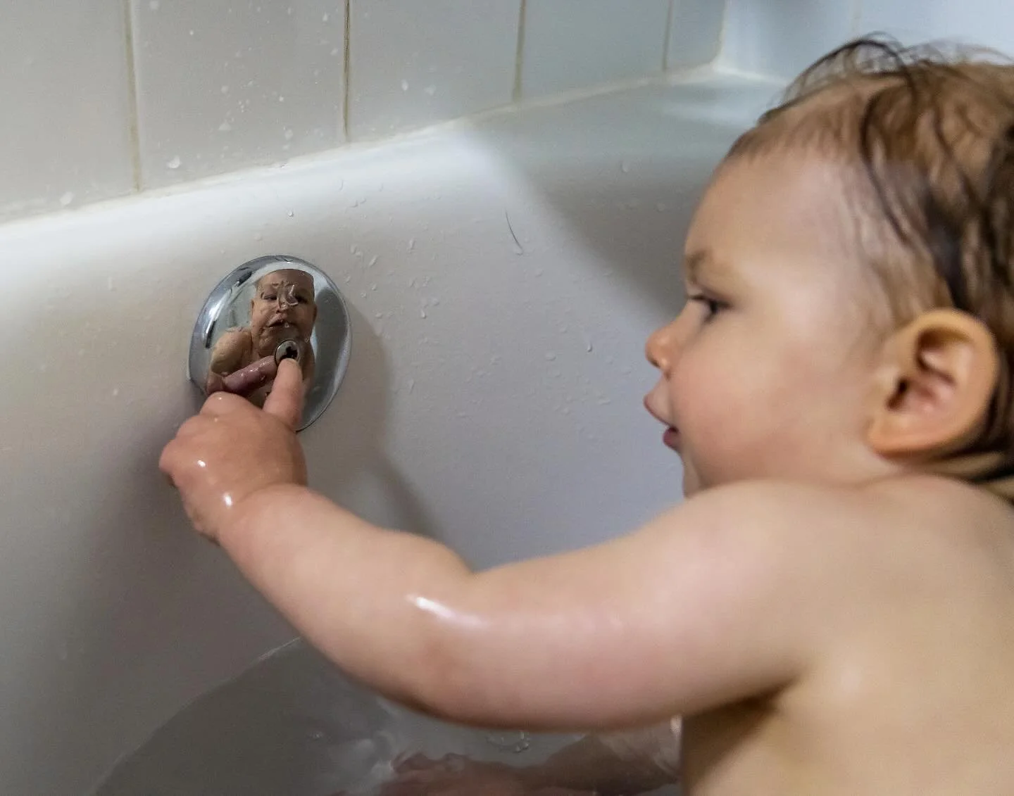 Babies in bathtubs💕 family sessions in your own home can help us create a collection of images that really documents what life is like with infants and babies&mdash;it&rsquo;s such a special time in life #venturabirthphotographers #documentaryfamily