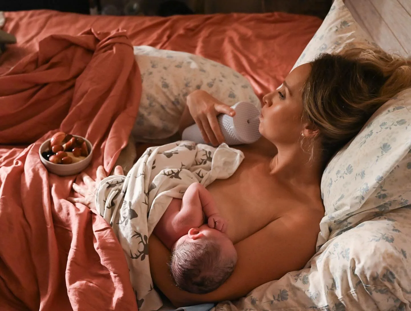 Mama snacking and re-hydrating, baby&rsquo;s first attempt at nursing, lots of snuggles&hellip; The amount of joy, peace, and love that filled the room after this amazing birth was so beautiful😍 
#venturabirthphotographer #birthphotography #simivall