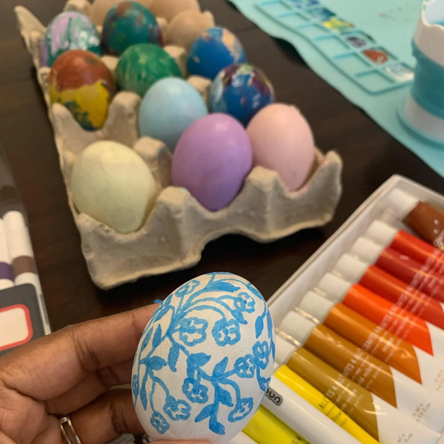 Easter painting couldn&rsquo;t be more fun! 🌸💐🐣🥚

#springpainting #eggpainting #eggcraft #floraldesigner #textileprintdesign #acrylicpaint #acrylicmarkers #pastel #handpainted