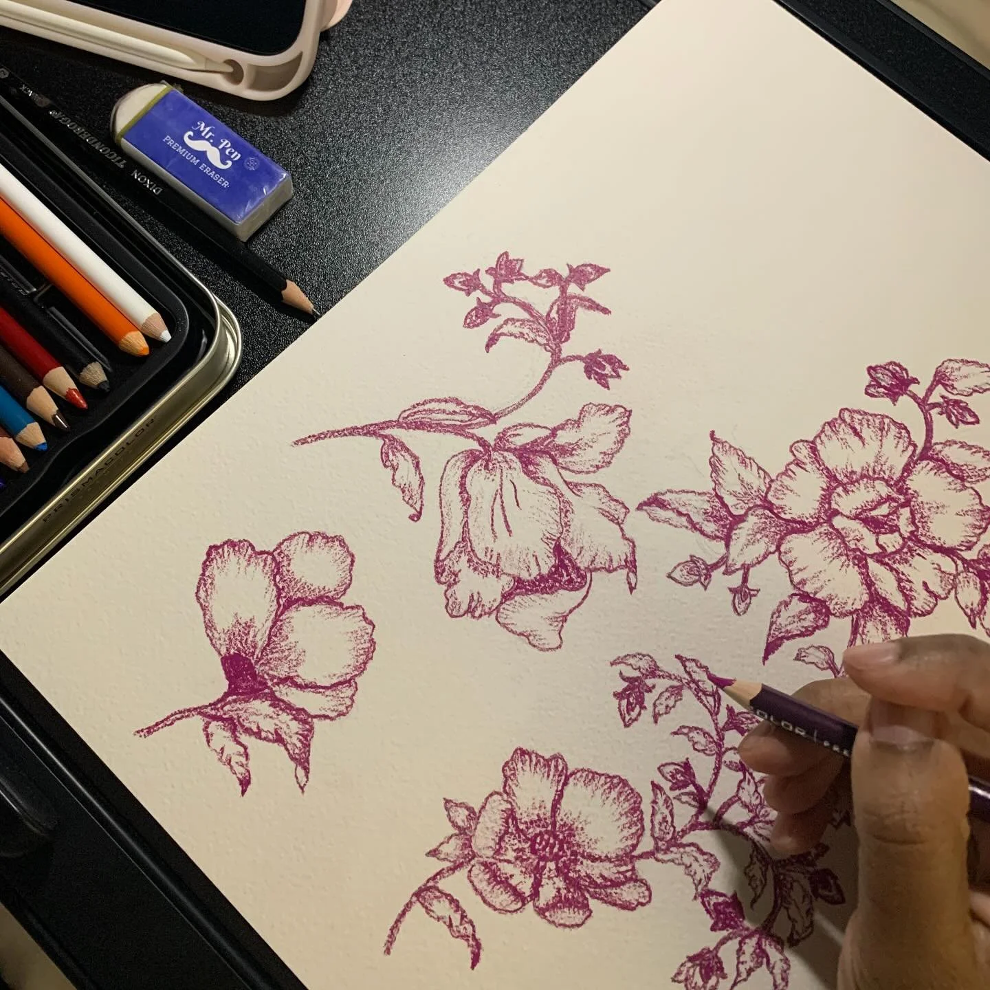 Hand-drawn monochromatic florals 🌱🌷

#floralprint #coloredpencils #fashionprints #textileprint #textilepattern #textileprintdesigner #monochromaticart #floralillustrations #floralfashion