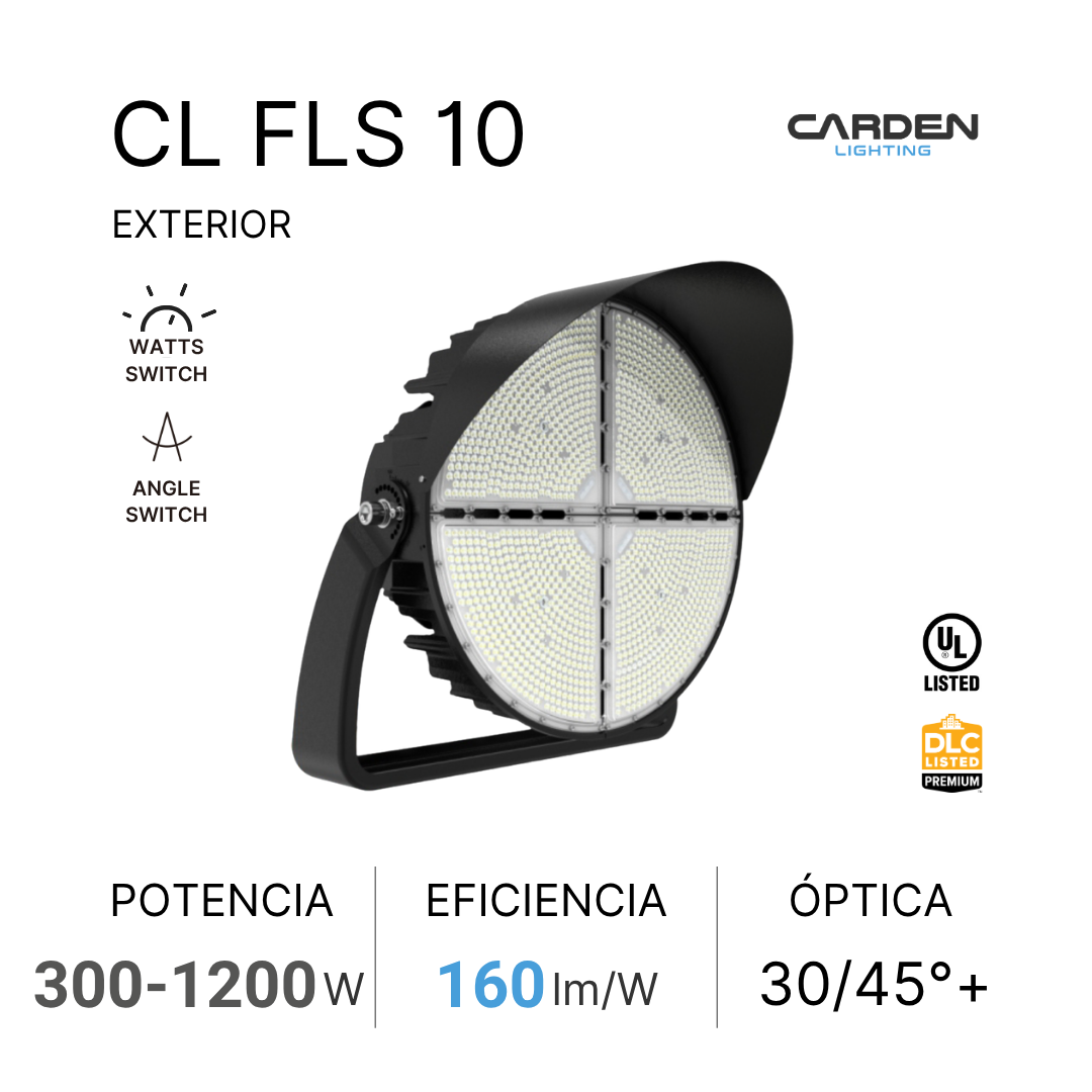 Foco LED de exterior de color negro, con reflector en forma circular dividido en cuatro partes. Texto que indica la potencia, eficiencia, y ángulo del haz de luz. Incluye logotipos de certificación UL y DLC. Marca 'Carden Lighting'.