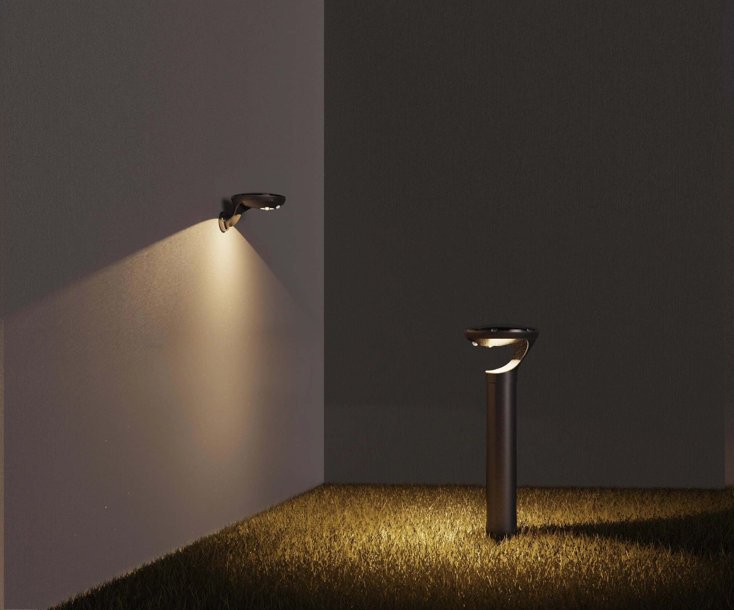 Luz de pared y lámpara de jardín encendidas en la noche, sobre césped.