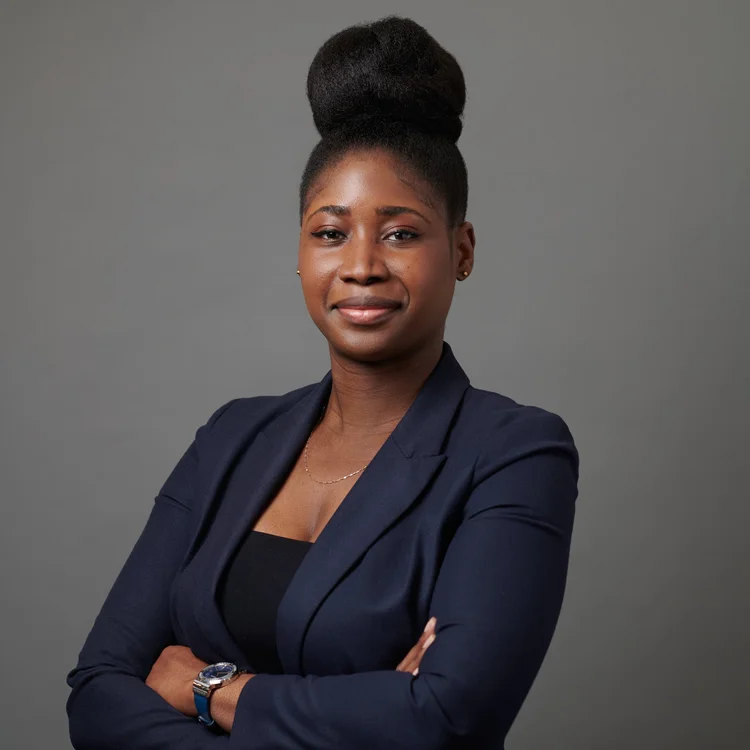 Portrait corporatif — femme, blazer marine