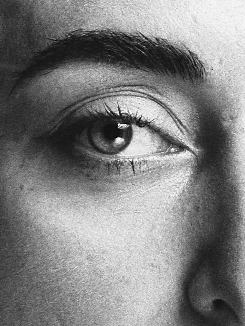Gros plan en noir et blanc sur l'œil de Leila, portrait argentique réalisé au Pentax 645 sur film Kodak Tri-X par Montreal Headshot à Montréal