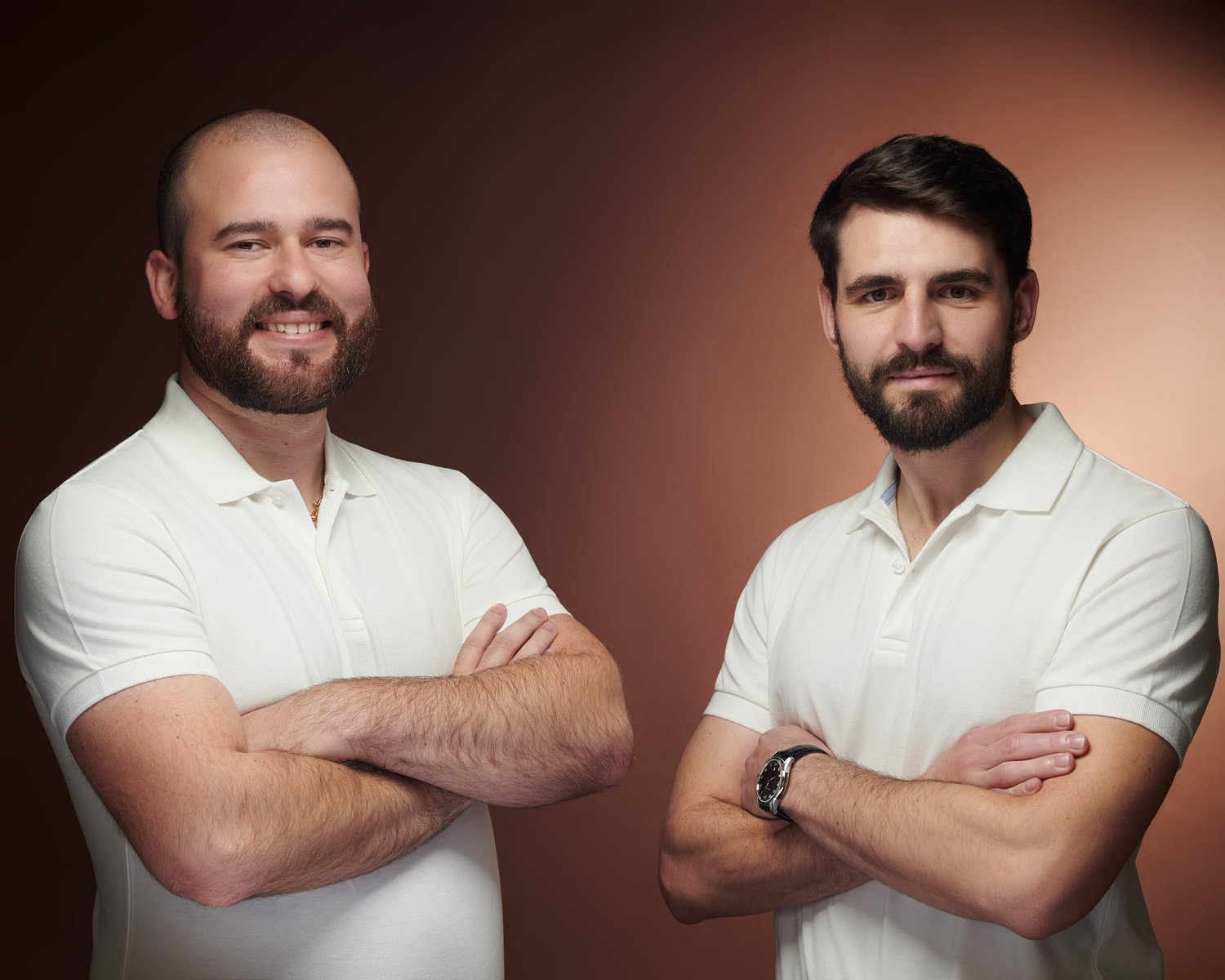 Portrait corporatif double — arrière-plan de marque personnalisé