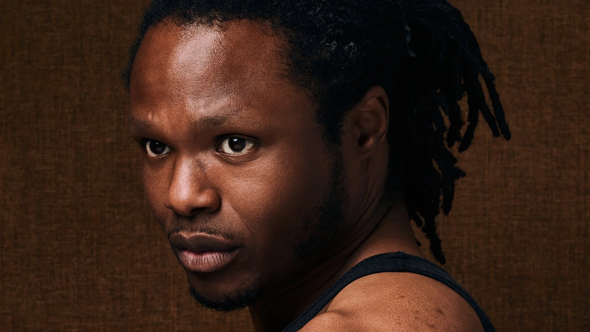 Portrait de Ruben Brutus, photo headshot en studio à Montréal, éclairage dramatique au Nikon D850