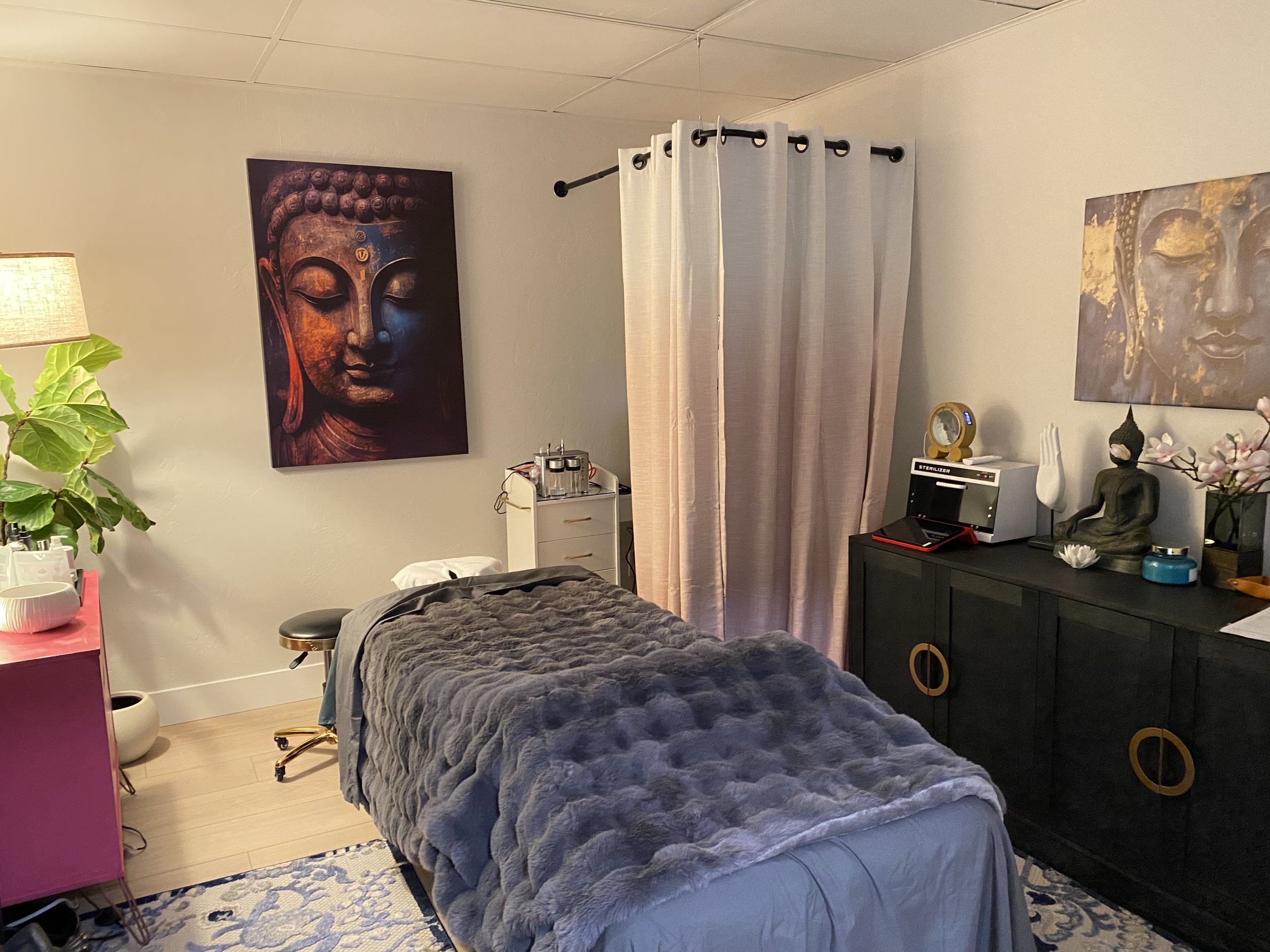 Massage room at Q's massage and facial in Marco Island Florida