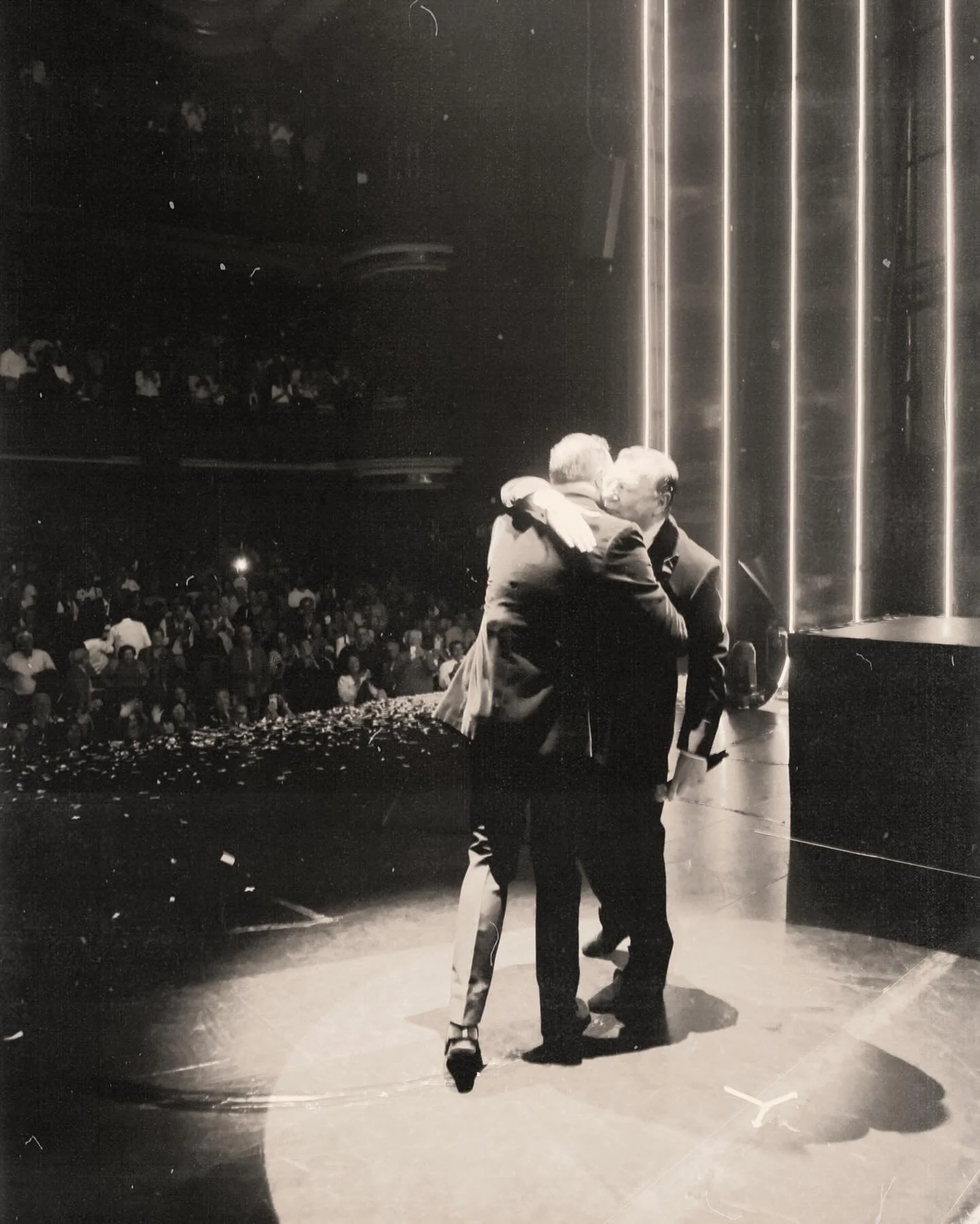 Que empiece un nuevo fin de semana de espectáculo y risas con vosotros en Madrid 🍿❤️
Hoy, mañana y el domingo  en el teatro Capitol con Bis a Bis