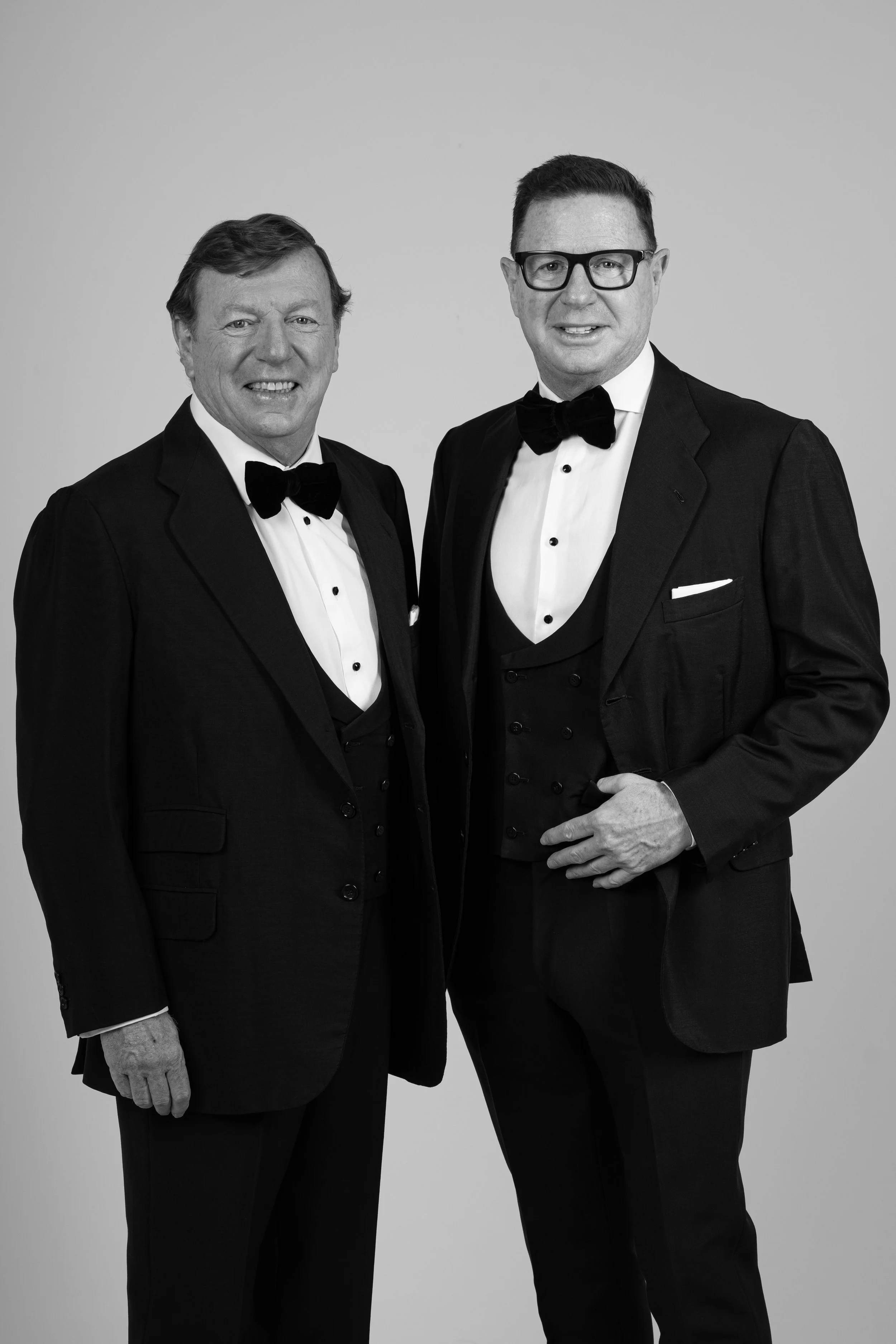 César y Jorge Cadaval, Los Morancos,  con smoking y pajaritas posando para una foto en blanco y negro.