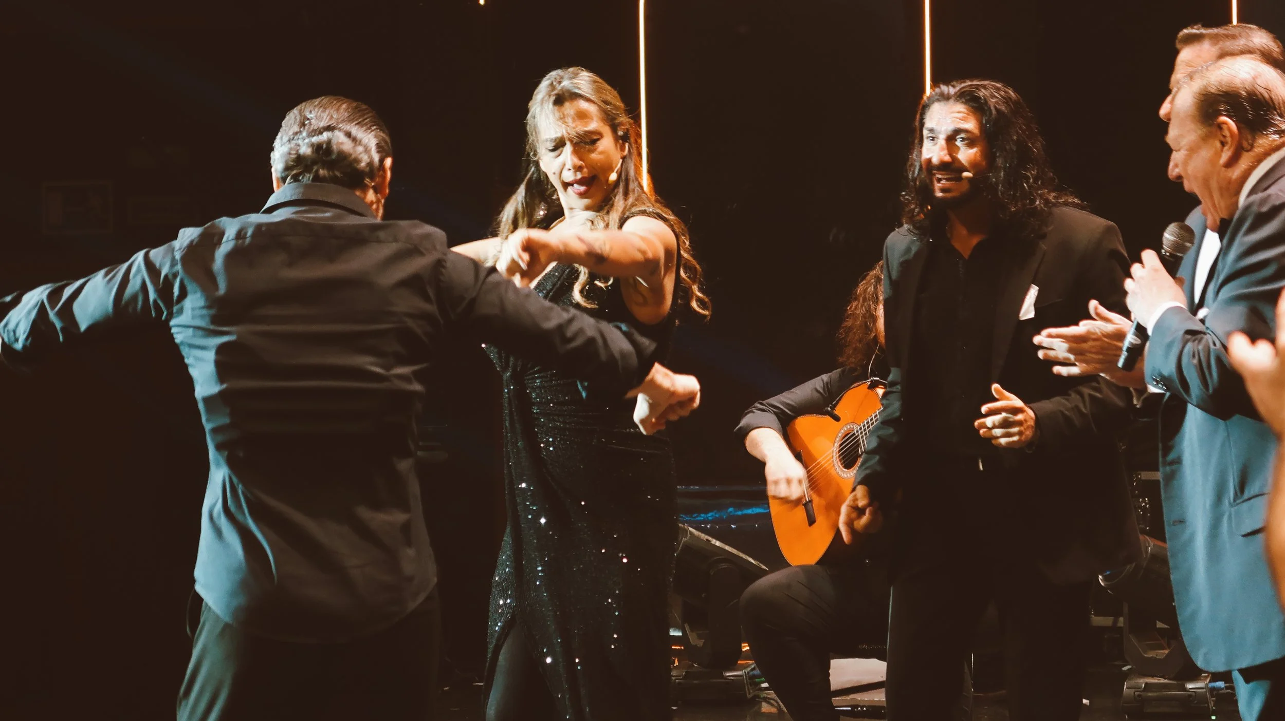 Rocío La Turronera bailando con Javier Heredia  mientras Manuel Jiménez "Bartolo" canta con César y Jorge Cadaval en Los Morancos