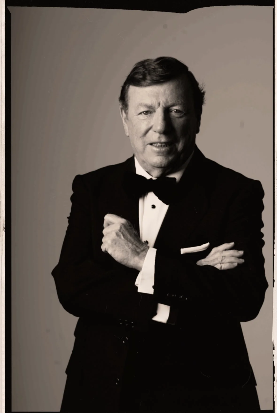 César Cadaval de smoking