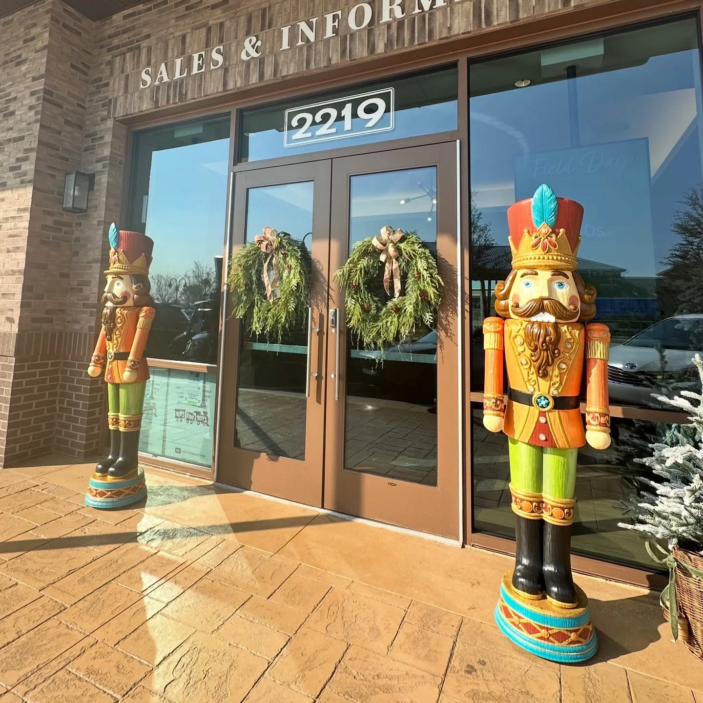 A little hand painted holiday magic at The Villages! These two gents were so fun to paint! So many tiny details and little flourishes! 🎄