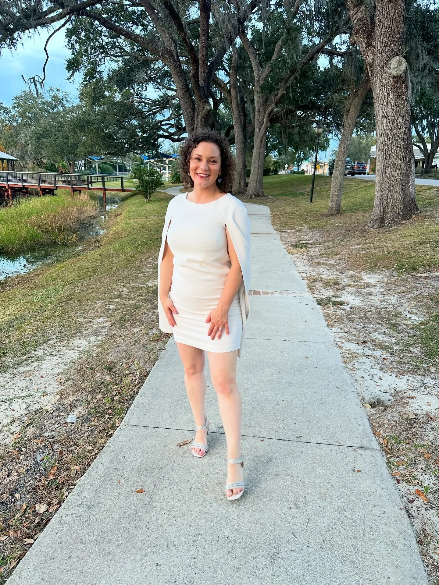 14.5 yEaRs LaTeR&hellip;
Finally hitched! Here is to many many cups of coffee with @theycallmerayj and this amazing little white dress that I borrowed only three days ago from my amazing friend and fellow painter Connie! 🥂