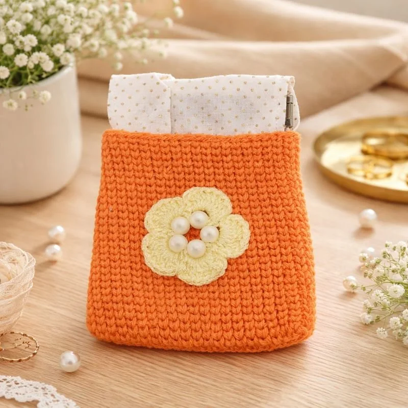 monedero cuadrado sobre la mesa.jpeg