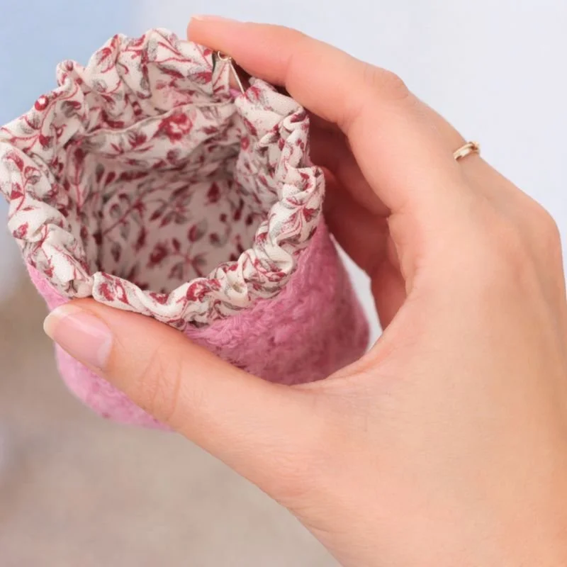 monedero cuadrado en mano.jpeg