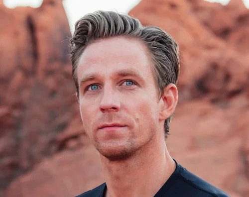 DJ Solli – norsk DJ og partystarter kjent for energiske sett på klubber, festivaler og eventer over hele landet.