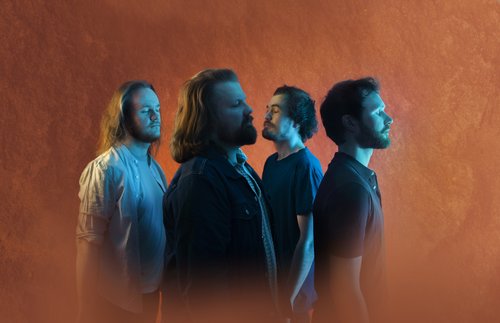 Maldito på scenen – norsk rockeband med røtter fra Liverpool, kjent for energiske konserter og et unikt uttrykk inspirert av prog, rock og pop.