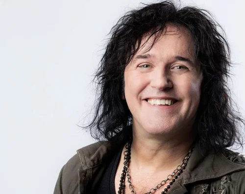 Åge Sten Nilsen – norsk rockevokalist og entertainer, kjent fra Wig Wam og for sine sterke sceneshow og vokalprestasjoner.