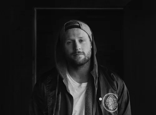 Portrett av Aleksander Walmann – norsk sanger og låtskriver, kjent fra The Voice og Melodi Grand Prix.