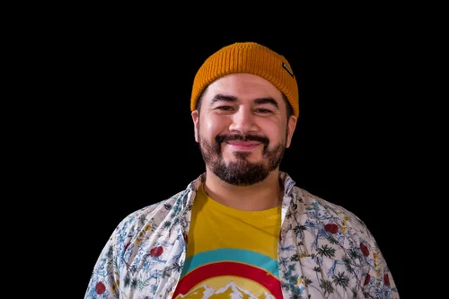 Portrett av Chris Medina – amerikansk artist kjent for hiten «What Are Words» og deltakelse i American Idol.