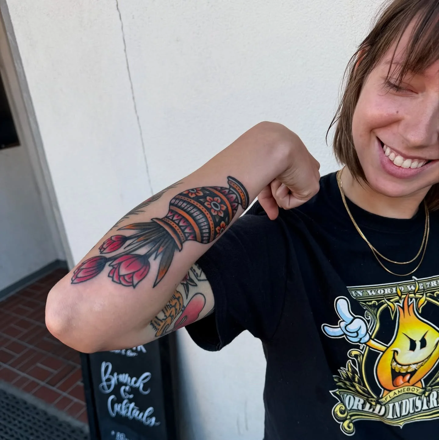 @4verryy came through the shop to add to her collection I have done and picked up a nice vase of tulips. Can&rsquo;t thank you enough for taking the time to drive here from West Seattle! Means a lot
⚜️ 
#tattoosbyjnorm #LTT
#leavenworthtraditionaltat