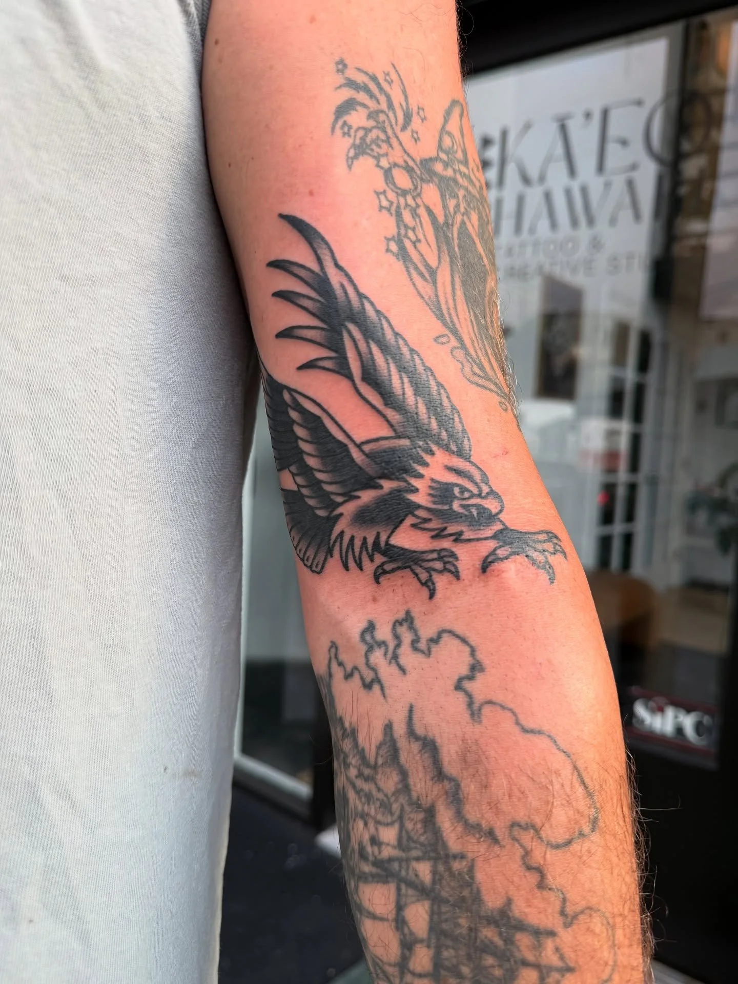 Good vibes so far here at @kaeohawaiistudio at their new location ✨ mahalo @mehanatattoo @chepilago @aukai.tattoo for having me &amp; all the other artists here at the studio for sharing your space during my time!