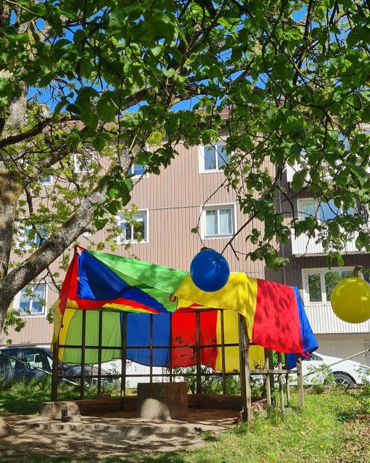 Idag har vi firat f&ouml;rskolans dag! 

Vi byggde upp olika stationer d&auml;r man kunde prova p&aring; k&auml;pph&auml;sthoppning, bowling, hinderbana prickskytte med vattensprutor och lego samt en sk&ouml;n svalkande plats vid v&aring;r grillplats