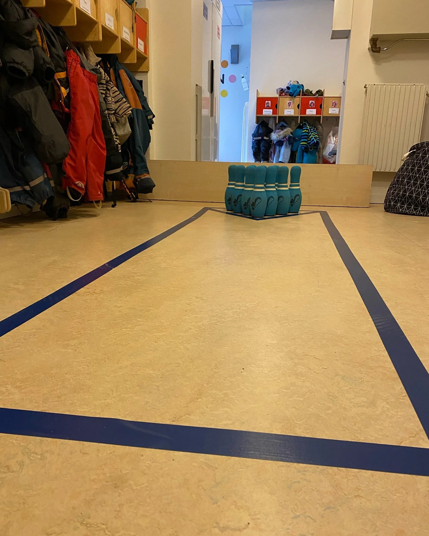 Inspirerade av SM-veckan som p&aring;g&aring;r s&aring; har vi idag tejpat uppen bowlingbana i hallen p&aring; Stora Globen 

#montessoriforskolangloben 
#f&ouml;rskolangloben
#Montessori
#smveckanbor&aring;s