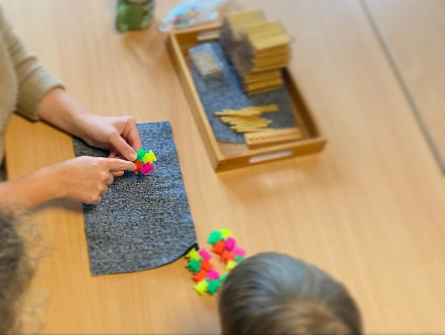 Vi kombinerar guldp&auml;rlorna och plusplus, r&auml;knar multiplikation p&aring; ett konkret s&auml;tt.
Hur m&aring;nga plusplus beh&ouml;vs f&ouml;r att bygga en snurra? 21 beh&ouml;vs. Hur m&aring;nga plusplus g&aring;r det &auml;r f&ouml;r att by