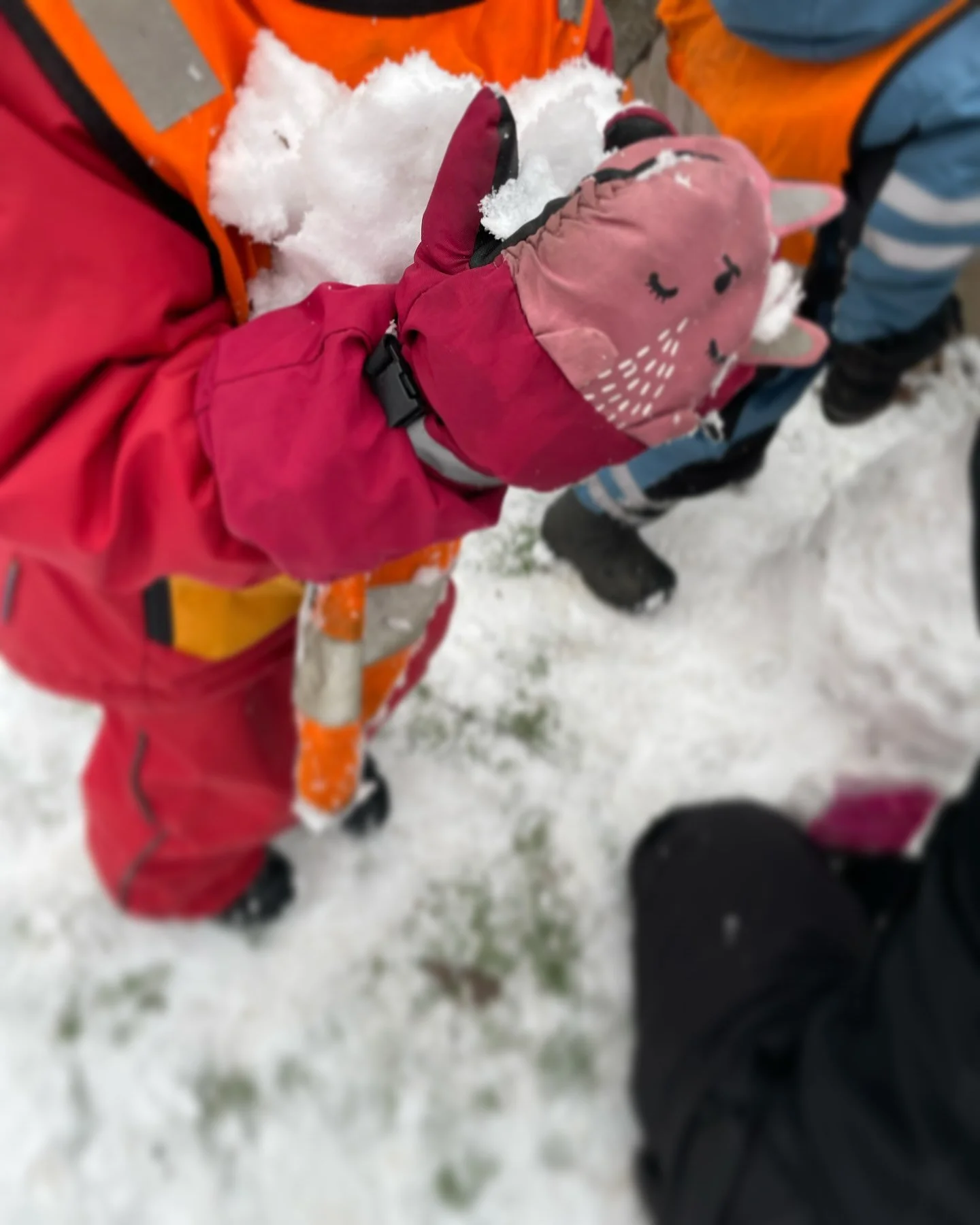 Idag passade vi p&aring; att bygga en sn&ouml;gubbe, vi vet aldrig hur l&auml;nge sn&ouml;n stannar den h&auml;r g&aring;ngen.

#montessorif&ouml;rskolangloben 
#f&ouml;rskolangloben 
#montessori
#f&ouml;rskola