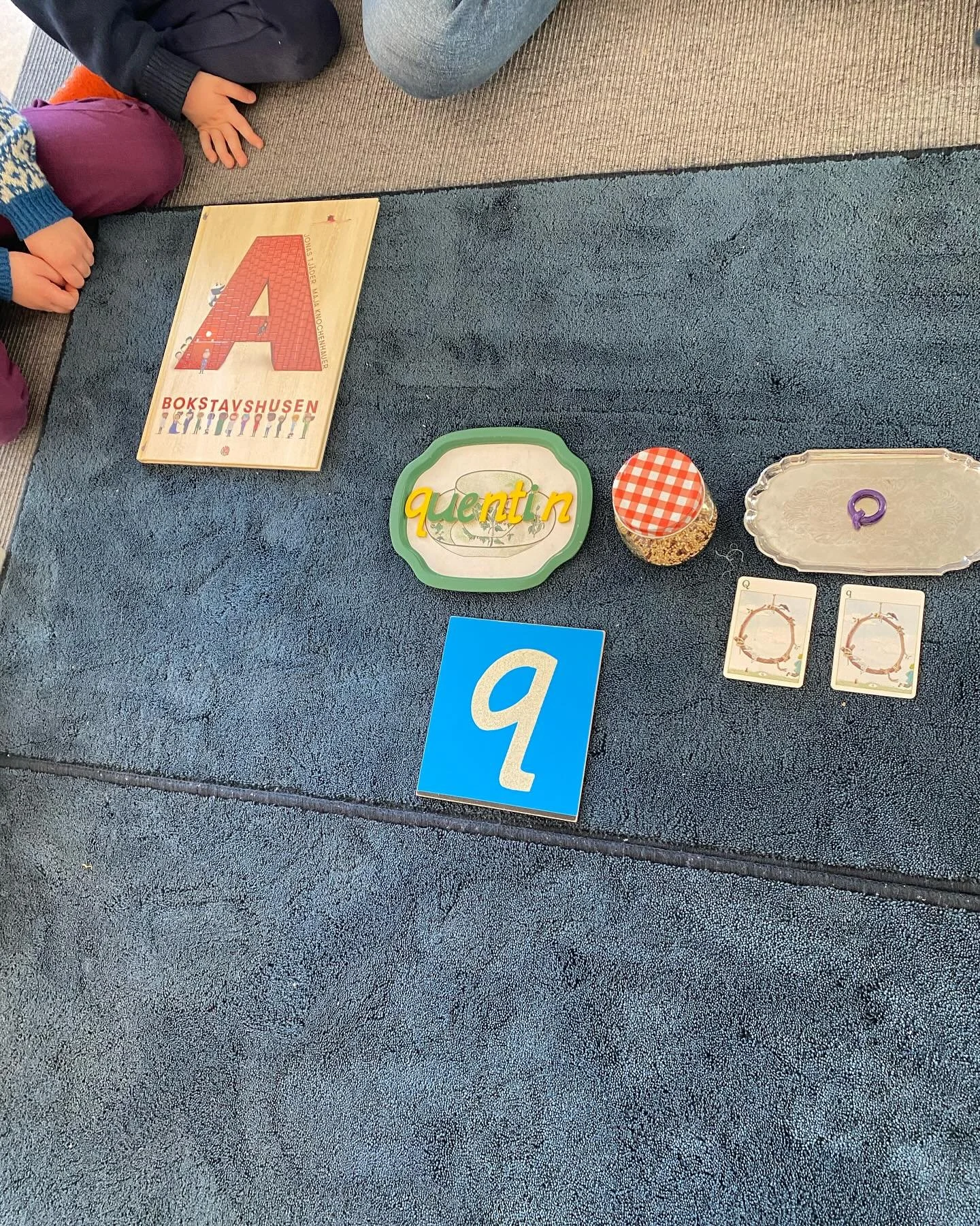 Veckans bokstav Q,q
Quentin, quinoa, Majas alfabetss&aring;ng, Bokstavshusen.

Montessorif&ouml;rskolangloben#montessori#globen#