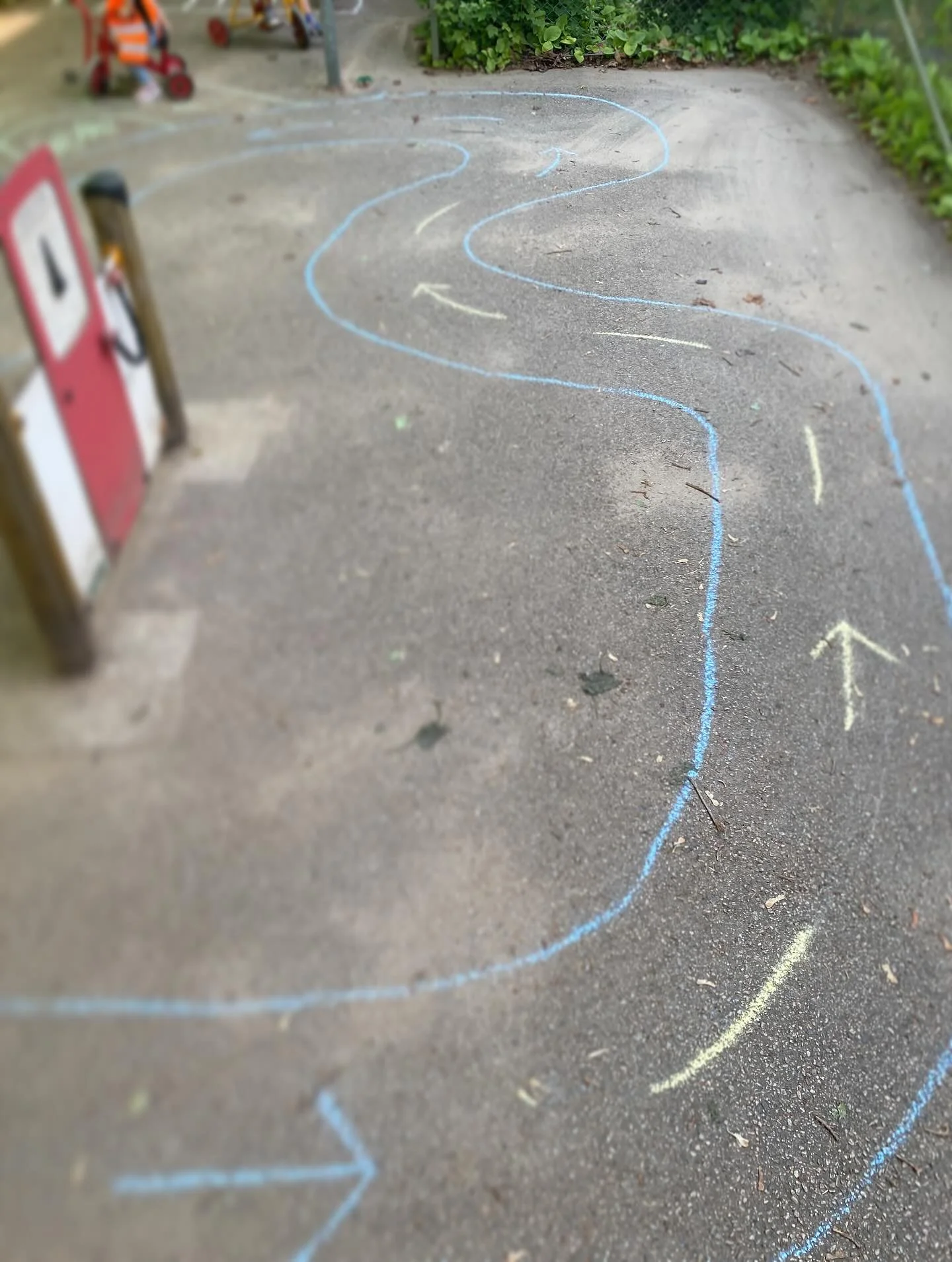 Nu &auml;r terminen ig&aring;ng och senaste veckan har vi m&aring;lat en cykelbana och cykelparkering ute p&aring; g&aring;rden.
N&auml;r det &auml;r fixardag f&ouml;r v&aring;rdnadshavarna s&aring; ska de f&aring; m&aring;la den s&aring; nu p&aring;