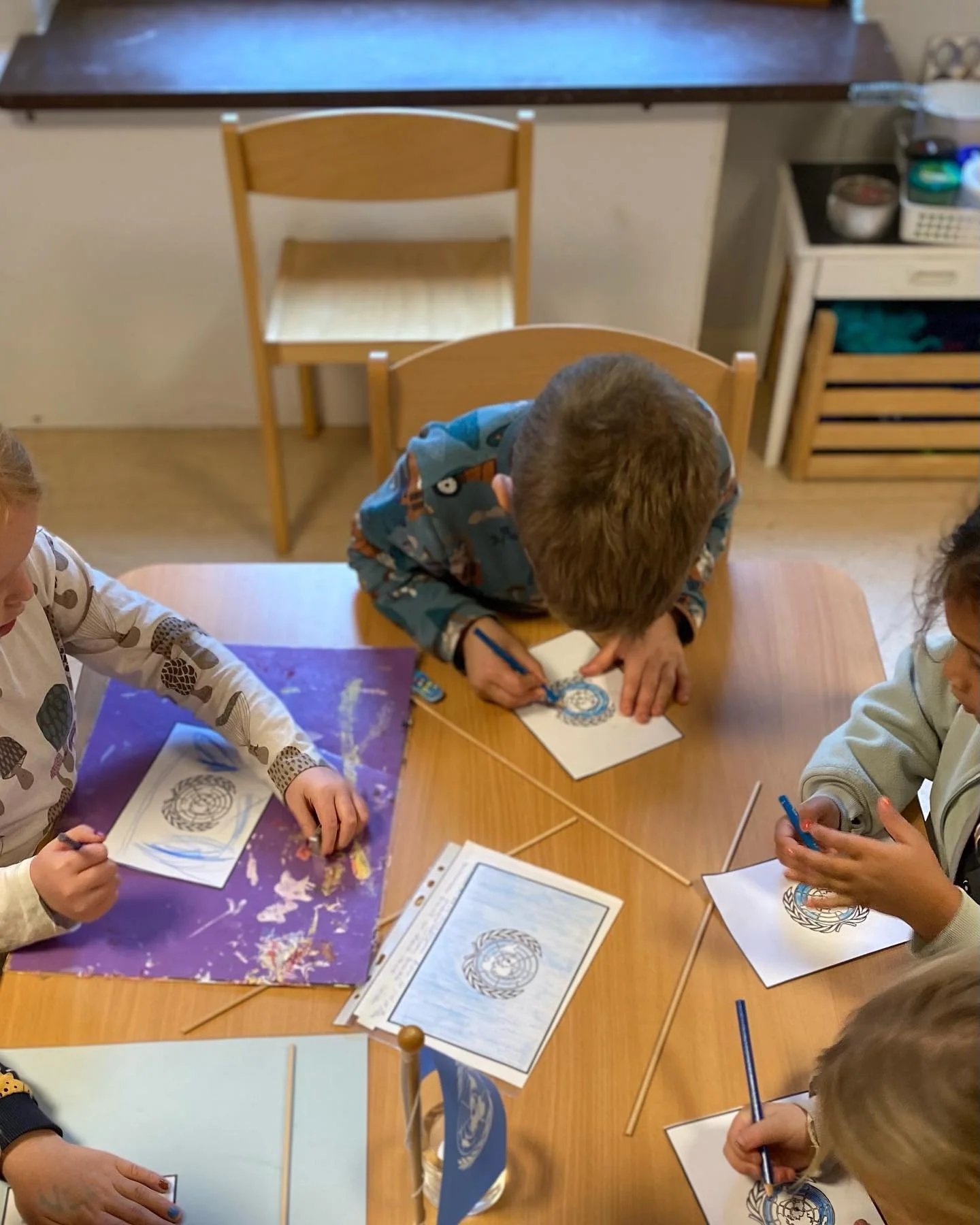 FN-dagen 🇺🇳firades ig&aring;r hos oss.
Vi m&aring;lade flaggor och pratade om FN:s uppdrag
Fred,s&auml;kerhet, nedrustning, m&auml;nskliga r&auml;ttigheter, demokrati,
H&aring;llbar utveckling och fattigdomsbek&auml;mpning 

#montessorif&ouml;rskol