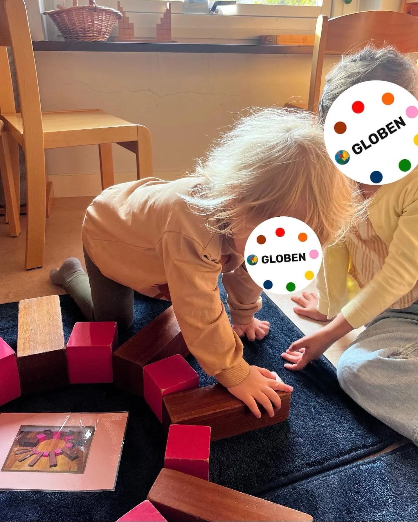 Denna veckan har m&aring;nga av barnen intresserat sig av den Breda trappan och Rosa tornet, d&auml;r dom utvecklar sin f&ouml;rst&aring;else f&ouml;r dimensioner och att sj&auml;lva kunna p&aring;visa skillnader i storlek och tyngd. 

#montessorif&o