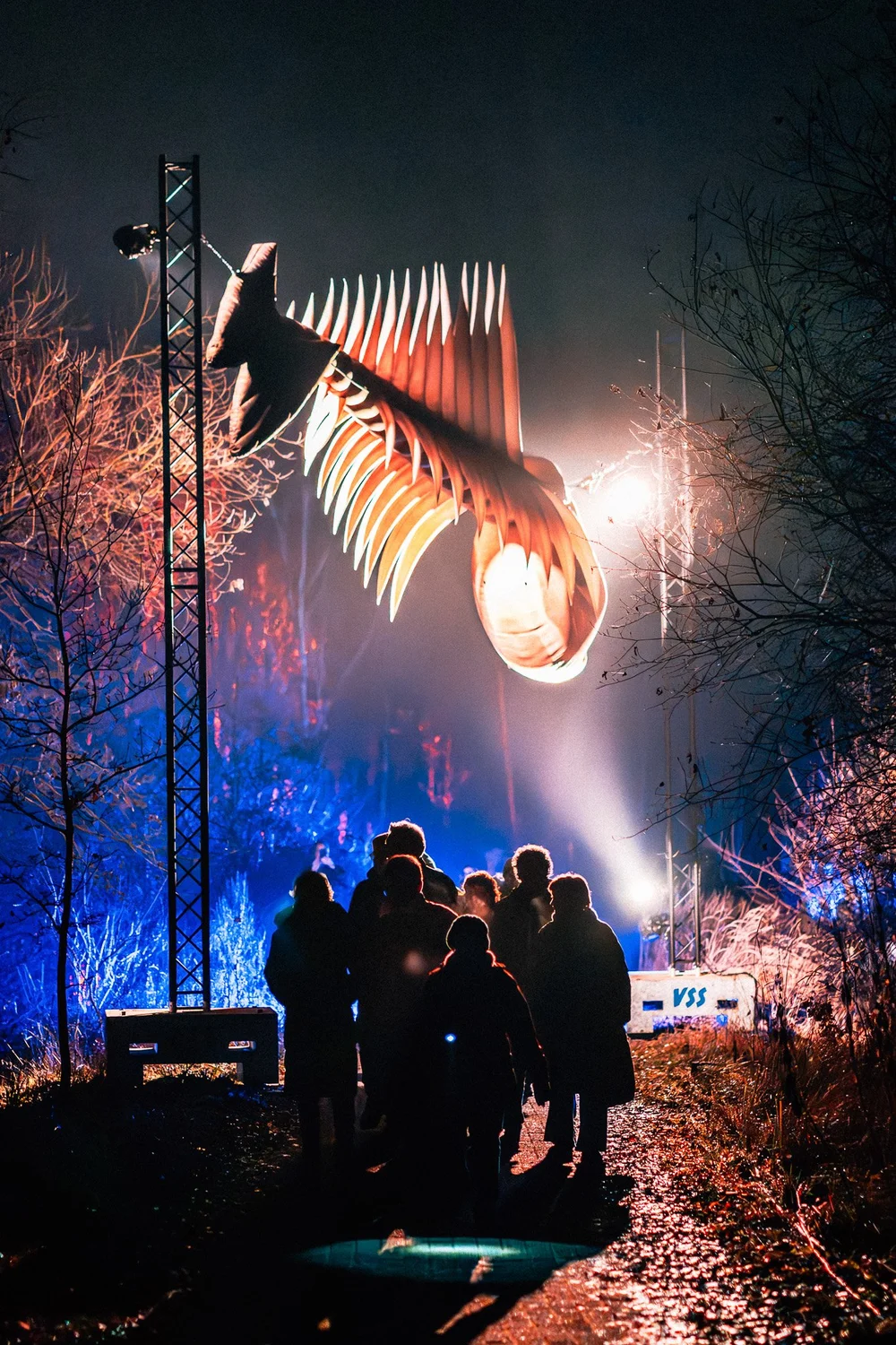 Foto 41: Watergedeelte van Luminoctis met blauwe lichtlijnen, reflecties, brugbeelden en installaties.