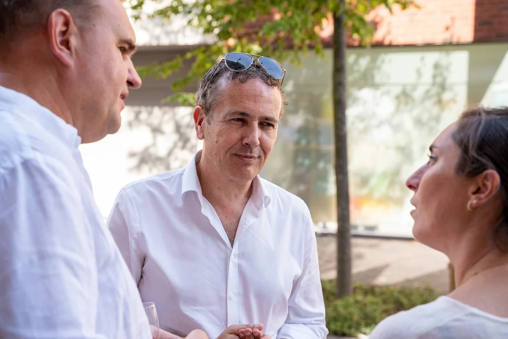 Portretmoment van drie gasten in gesprek buiten bij Bella Dita