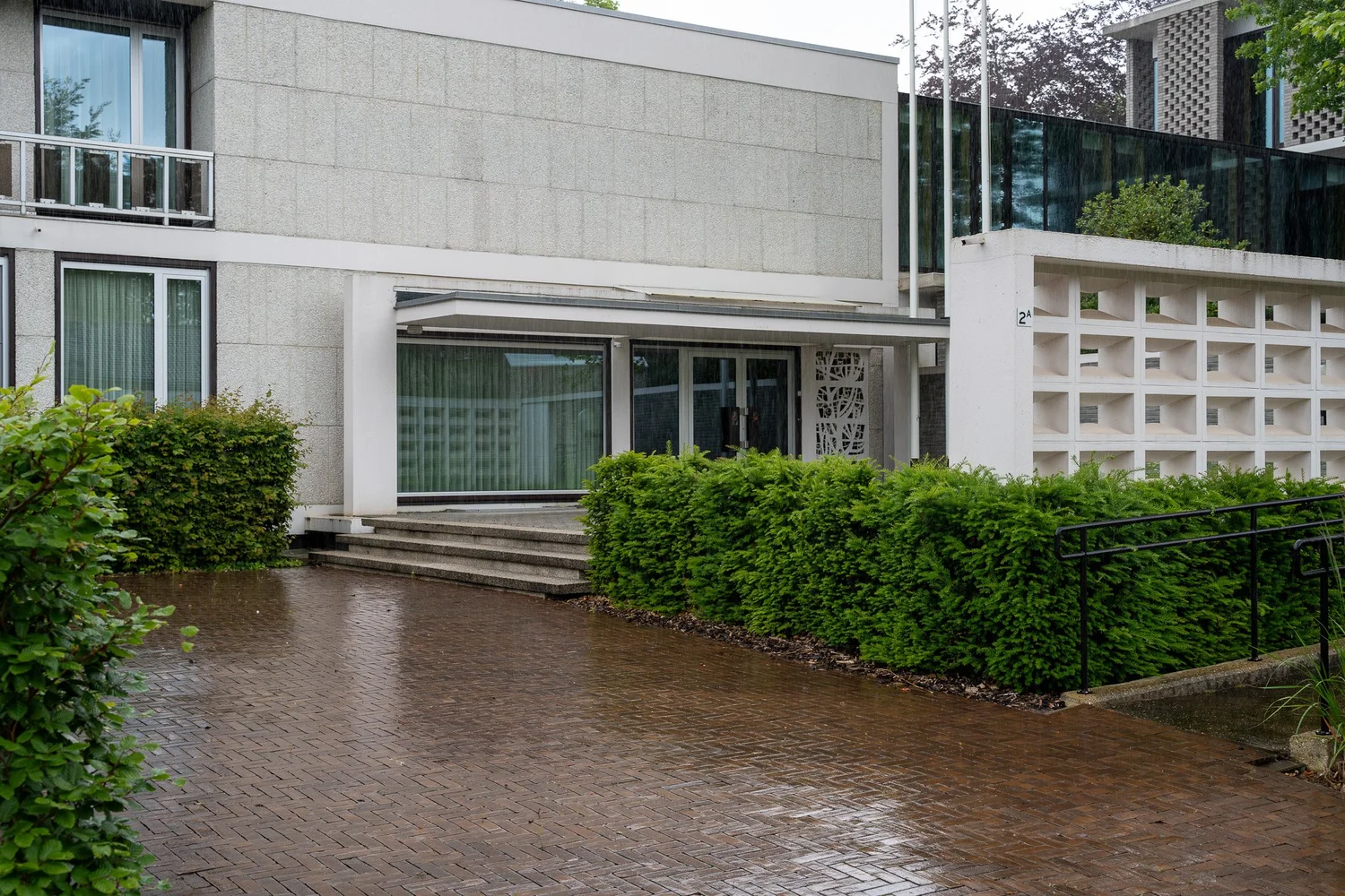 Buitenzijde van een woning met afgewerkte ramen van Dexters