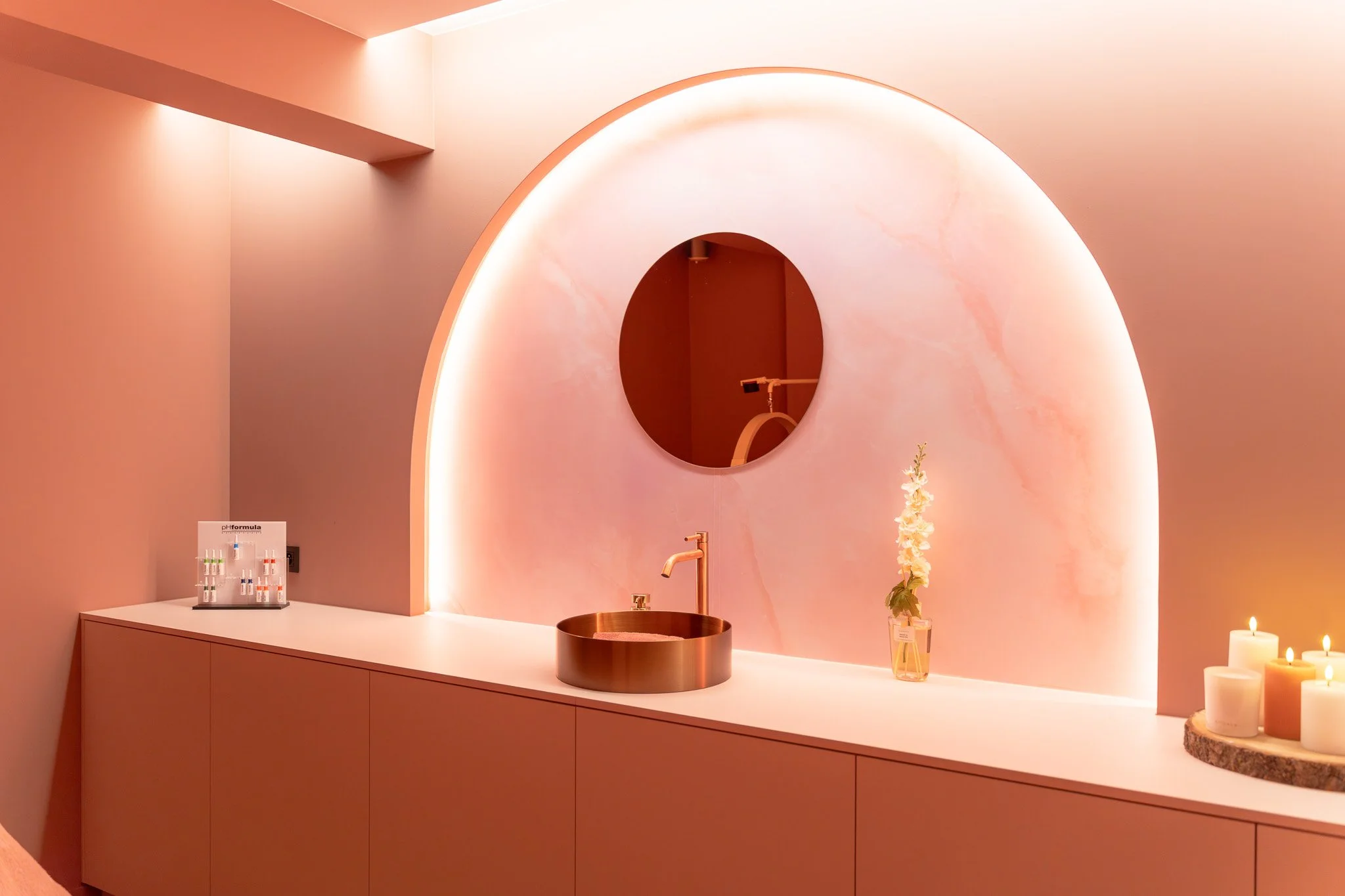 Bella Dita interieur met roze boog, ronde spiegel en warm licht als videobanner thumbnail